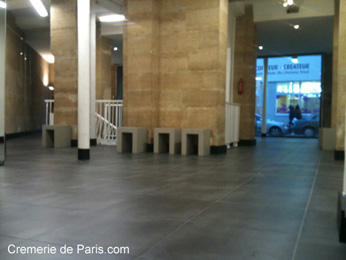 Showroom Paris vue du fond vers les vitrines