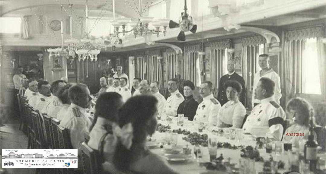 Anastasia sur le bateau imperial Standart lors d'un diner officiel vers 1911