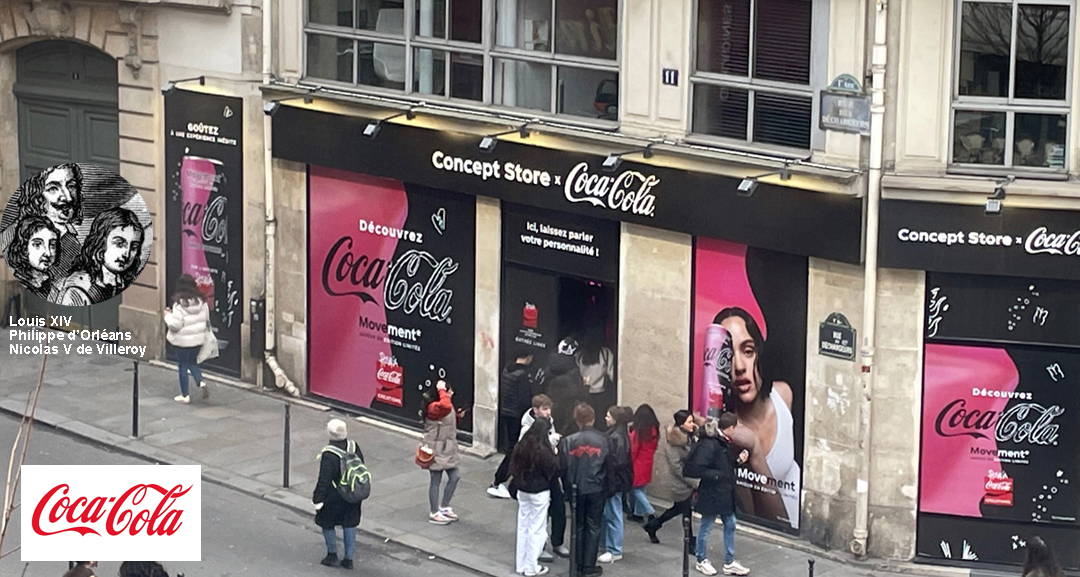Vue sur le Coca Cola Pop Up Store et le Portail historique de l'Hotel de Villeroy Bourbon