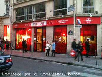 Showroom rue des Dechargeurs le soir, au coeur de Paris