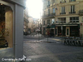 vue du showroom vers la rue des Halles