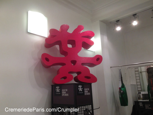 Crumpler Logo dans a petite Cremerie de Paris