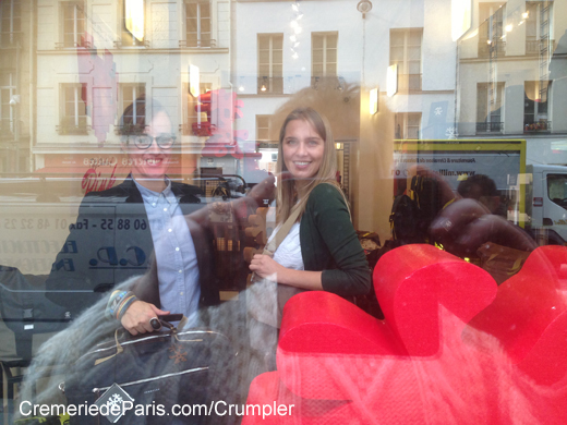 The Crumpler Pop Up Store vient d'ouvrir ... reflets des vitres sur la rue des Halles