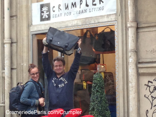 Stephanie et Ben devant le Crumpler Pop Up Store