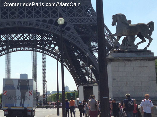Camion Marc Cain devant la Tour Eiffel