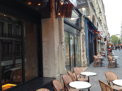 Tables du Bistro devant la Cremerie de Paris N6