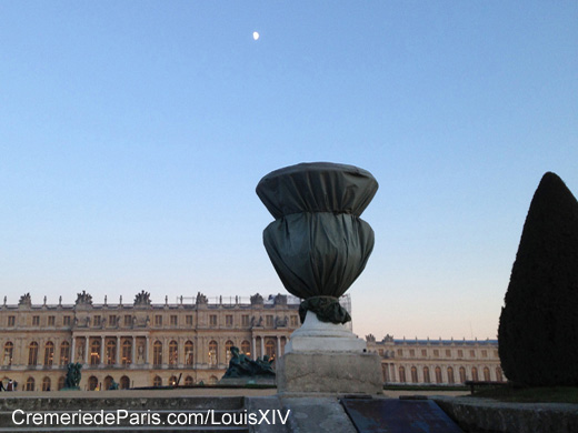 Day Moon /Lune du Jour au dessu du chateau de Versailles