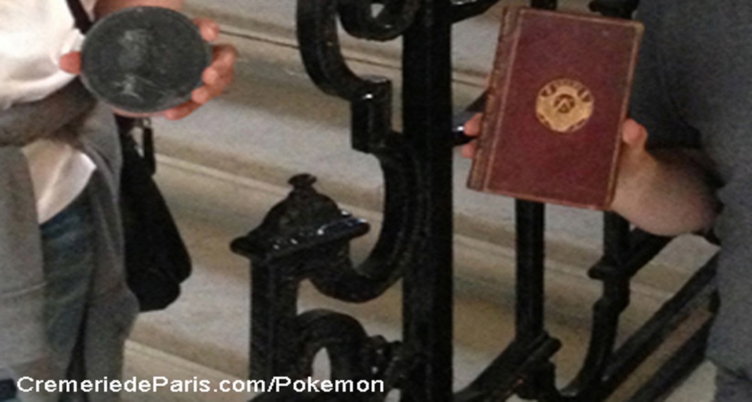 Junichi Masuda avec une medaille de Nicolas V de Villeroy et Ben Solms avec un livre de la bibilithèque des Villeroys