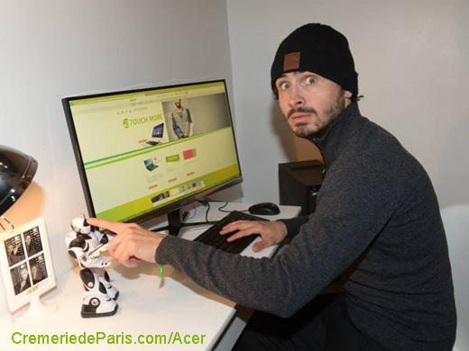 Maxime Musqua devant un ordinateur Acer