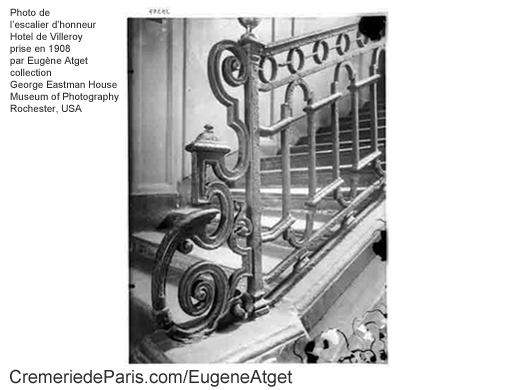 Escalier d'honneur portant le 5 en 1908, par Eugene Atget