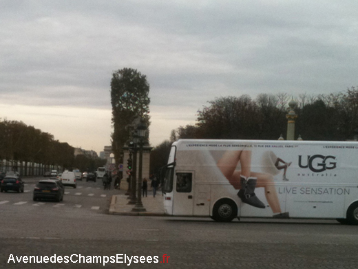 La publicité du Pop Up Store UGG à l'aide du traversant Paris
