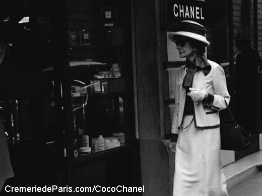 Coco Chanel devant le 31 rue Cambon