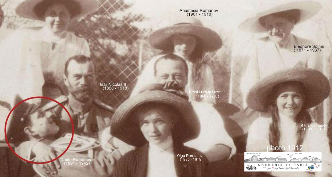 Anastasia, Maria et Tatiana Romanov et leur jeune oncle Dmitri Romanov
