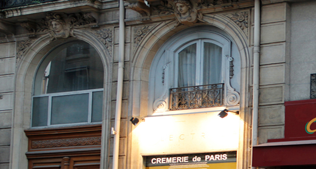 cariatides above Cremerie de Paris N°2 remembering Reine Victoria et Epress Eugénie