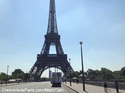 Camion Marc Cain devant la Tour Eiffel
