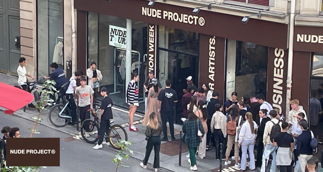 File d'attente devant le Pop Up Store Paris Nude Project