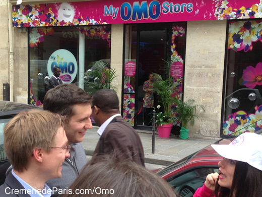 le public devant la Boutique Omo