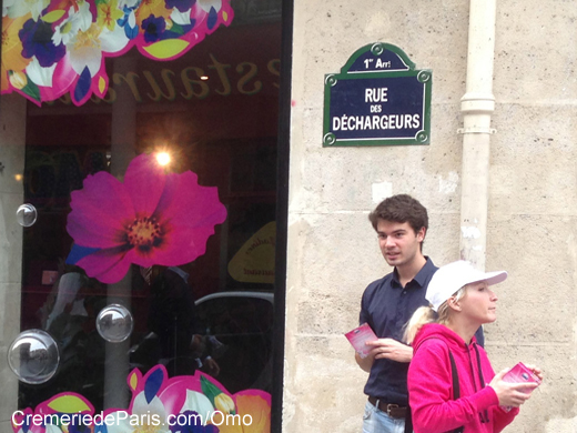 Omo et une plaque Rue des Dechargeurs