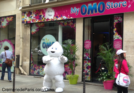 Bubblement devant la Cremerie de Paris