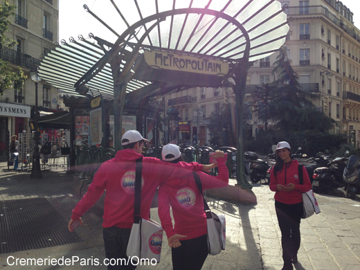 Omo Flyer Team devant l'edicule de Metro par Gaillemard