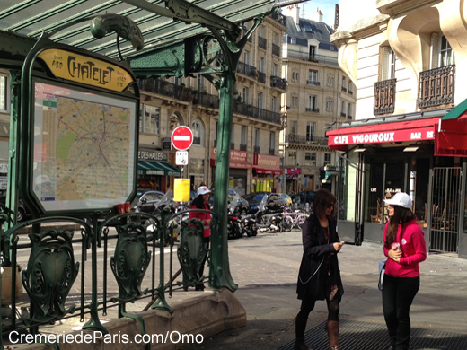 sortie de Metro Chatelet et au fond la Cremerie de Paris