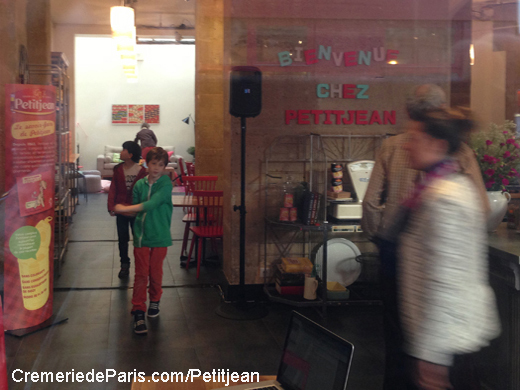 enfants dans le Petitjean Pop Up Store