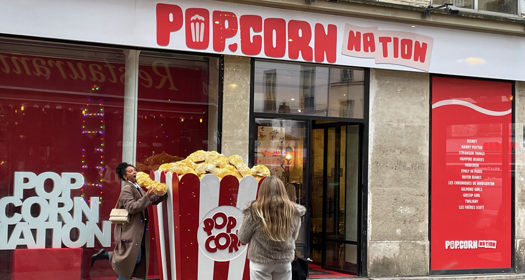 Fans Emily in Paris devant le Pop Corn Nation Pop Up