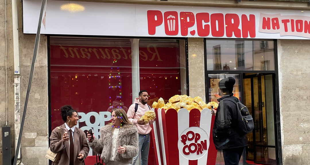 Fans devant les Paris Pop Up Store