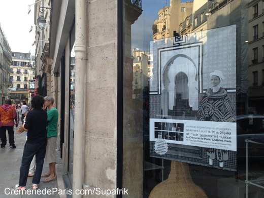 L'affiche de l'expo Supafrik dans la vitrine rue des Halles