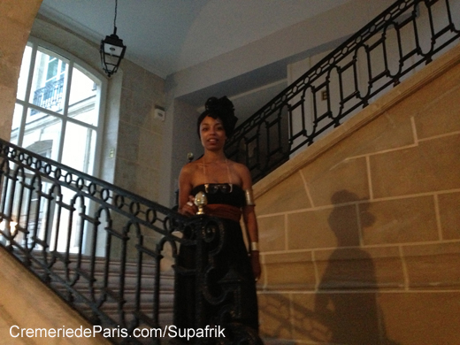 Laetitia Dana sur l'escalier d'honneur - soir�e Supafrik