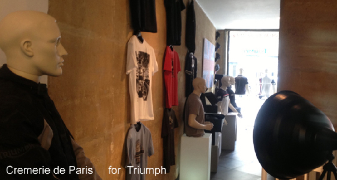 T-shirts Triumph le long de la Cremerie de Paris