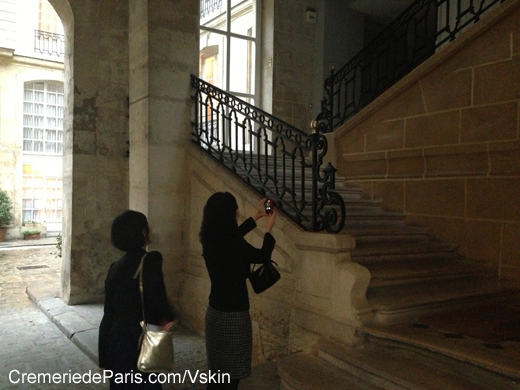 Madame Ozawa et la styliste de Vskin devant l'escalier d'honneur de l'Hotel de Villeroy