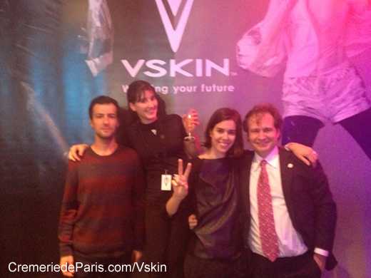 Julien Sola, Kim Barthelemy, Celine Tessier (organisatrice de la soirée) et Ben Solms devant l'affiche Vskin