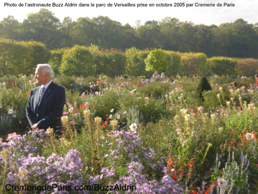 Buzz Aldrin dans le parc de Versailles, photo Octobre 2005 by Cremerie de Paris