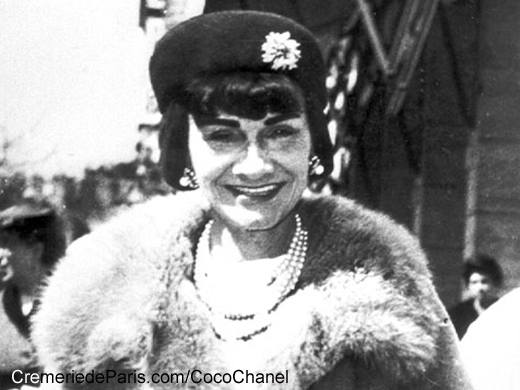 Coco Chanel dans les années 1960 devant le Ritz
