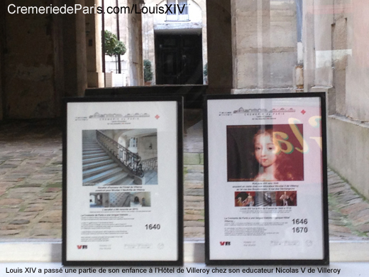 vue dans la cour de l'Hotel de Villeroy depuis la Cremerie de Paris, avec une photo de Louis XIV, enfant