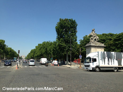 le camion Marc Cain à l'entrée des Champs Elysees