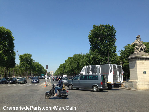 le camion Marc Cain à l'entrée des Champs Elysees