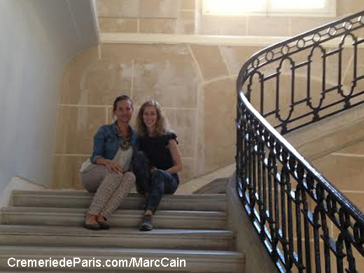 Maria Cora Eichenauer et B�rbel Bronkal sur l'escalier de Coco Chanel