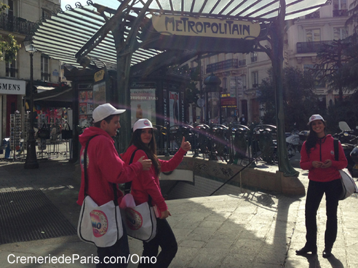 Omo Flyer Team devant l'edicule de Metro par Gaillemard