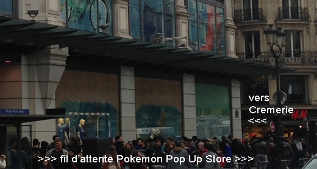 file d'attende Pokemon le long de la rue de Rivoli