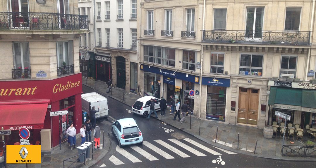 Une Twingo arrive à la Cremerie de Paris