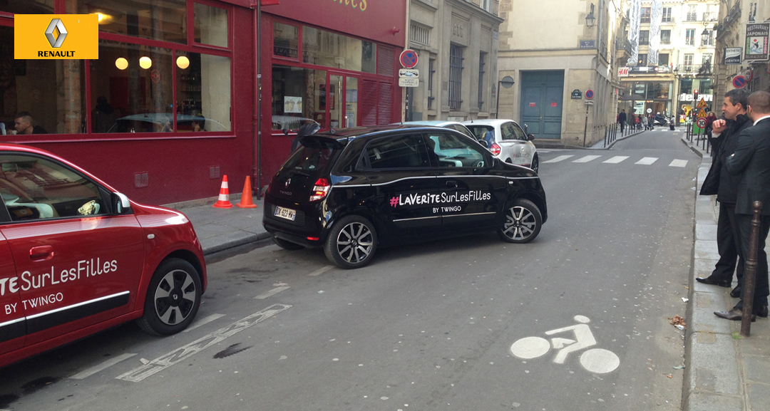 Essais de voiture face à la Cremerie de Paris