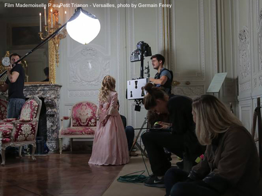tournage au petit Trianon, assise en premier plan Aude Jeanne Malinvaud, photo par Germain Ferey tournage au Petit Trianon