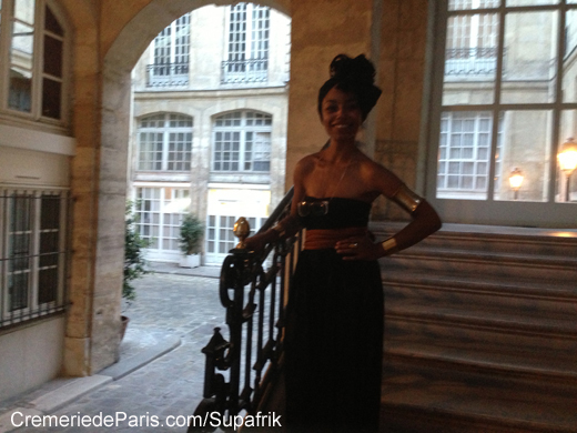la chanteuse Laetitia Dana dans l'escalier d'honneur construit par Nicolas 5 de Villeroy