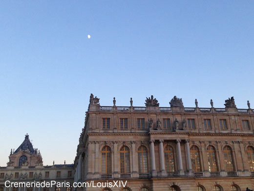 Day Moon / La Lune du Jour vue au dessus du chateau de Versailles