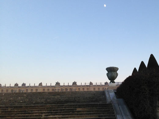 le palace de Versailles avec la lune