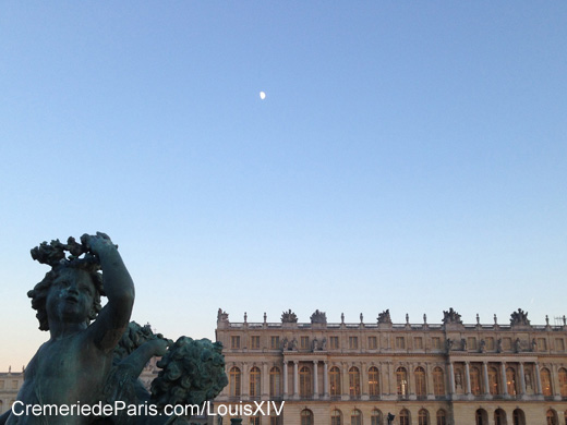 Day Moon au dessus de Versailles