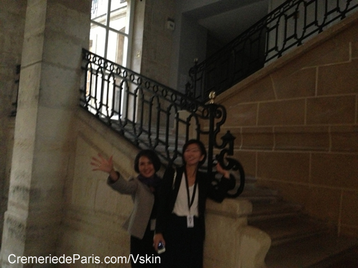 Madame Ozawa et la styliste de Vskin devant l'escalier d'honneur de l'Hotel de Villeroy